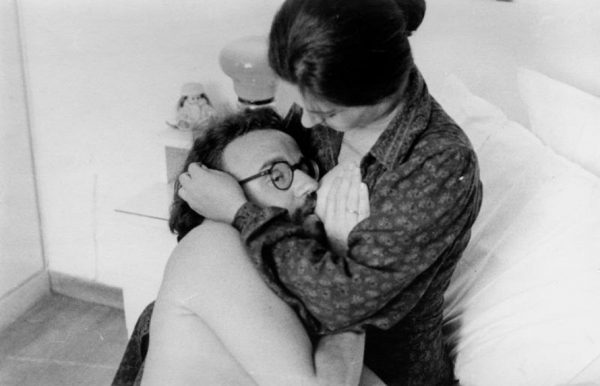 1984. Έριξαν 45 λεπτά «μαύρο» στη δημόσια τηλεόραση επειδή διαμαρτύρονταν οι τηλεθεατές. Σοκαρίστηκαν από τον πρωταγωνιστή που θήλαζε και τις γυμνές σκηνές. Πήραν τηλέφωνο ακόμη και σε αστυνομικά τμήματα