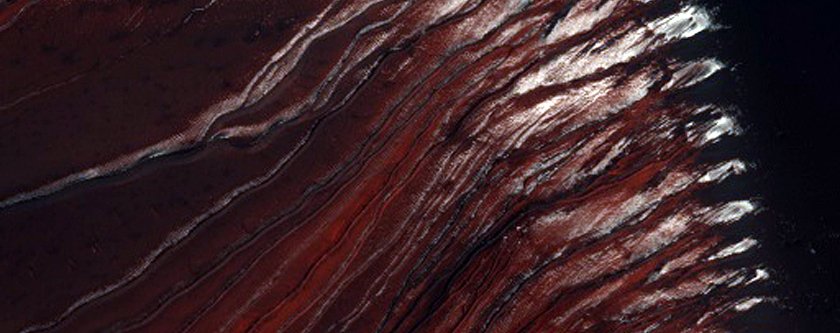 Σκούροι χρωματισμένοι αμμόλοφοι στον κρατήρα "Russell", o οποίος έχει το όνομα ενός Αμερικανού αστρονόμου αι έχει διάμετρο 139,7 χιλιόμετρα