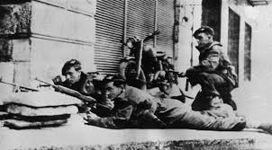 Βρετανοί αλεξιπτωτιστές κατά τη διάρκεια των Δεκεμβριανών σε μια εμφανώς "στημένη φωτογραφία".
