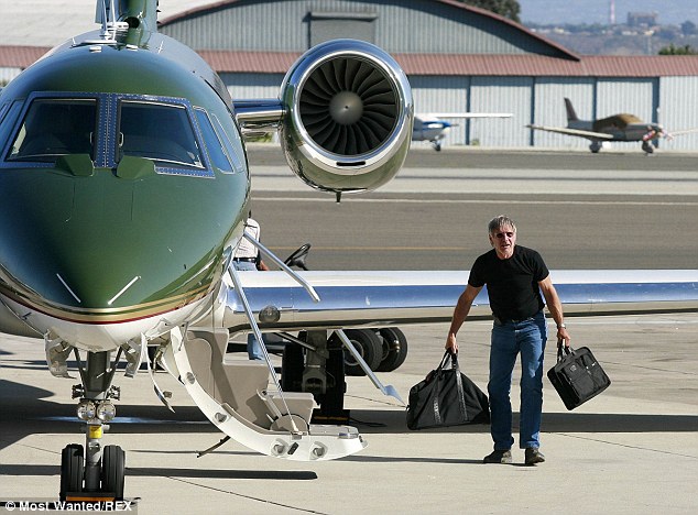 Έχει στο ενεργητικό του 5.000 ώρες πτήσης και είχε μεταφέρει προμήθειες στην Αϊτή μετά τον σεισμό του 2010. 