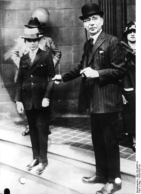 Ο Ρόμπερτ Μπόμπι Φρανκς με τον πατέρα του τη δεκαετία του '20