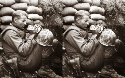 Ο πεζοναύτης που περιέθαλψε το νεογέννητο γατάκι μέσα στη φρίκη του πολέμου. Το τάισε γάλα με σύριγγα και η φωτογραφία του δημοσιεύθηκε σε 1.700 εφημερίδες
