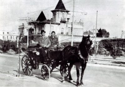 «Δυο δραχμές για Αμπελόκηπους, έξι για Κηφισιά. Όποιος κάθεται αναπαυτικά πληρώνει παραπάνω». Η αστυνομική εγκύκλιος του 1854 που έβαλε τάξη στο χάος με τα κόμιστρα στις άμαξες