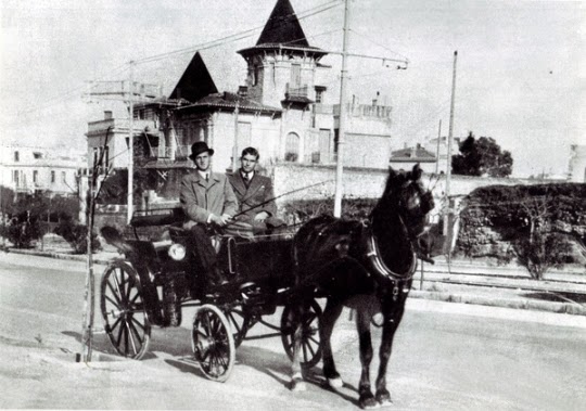 «Δυο δραχμές για Αμπελόκηπους, έξι για Κηφισιά. Όποιος κάθεται αναπαυτικά πληρώνει παραπάνω». Η αστυνομική εγκύκλιος του 1854 που έβαλε τάξη στο χάος με τα κόμιστρα στις άμαξες