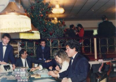 Ο ζάμπλουτος Σαουδάραβας που πόνταρε μυθικά ποσά στο Καζίνο της Πάρνηθας. Χάρισε ακόμη και λαμποργκίνι σε νεαρή ελληνίδα που τον απέρριψε. Τα μυθικά φιλοδωρήματα και άγνωστες ιστορίες
