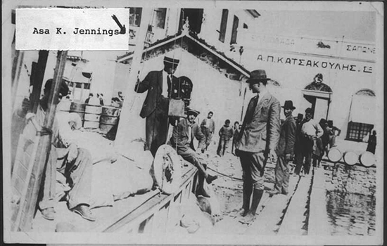 O Έιζα Τζένιγκς στην προβλήτα της Μυτιλήνης, φωτογραφικό αρχείο Ρότζερ Τζένιγκς