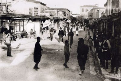«Κάτω στα Λεμονάδικα έγινε φασαρία». Ποια ήταν τα θρυλικά λεμονάδικα, τι ήταν τα “λάχανα” και οι “παντόφλες”. Οι μεροκαματιάρηδες και οι πορτοφολάδες που έγιναν τραγούδι