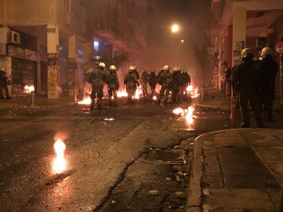 Eπεισόδια στο Σύνταγμα μετά τη συγκέντρωση για τα Τέμπη. Μολότοφ, φωτιές και χημικά