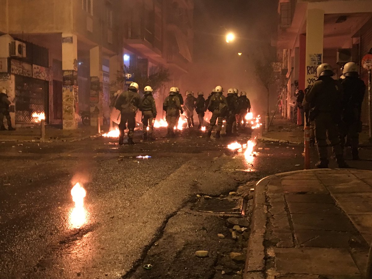 Eπεισόδια στο Σύνταγμα μετά τη συγκέντρωση για τα Τέμπη. Μολότοφ, φωτιές και χημικά