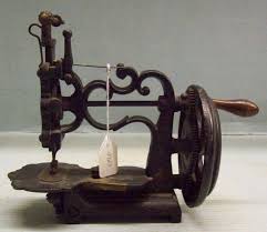 Η πρώτη ραπτομηχανή σχεδιάστηκε από τον επιπλοποιό Τόμας Σέιντ