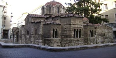 Καπνικαρέα, η ιστορική εκκλησία στην οδό Ερμού που οικοδόμησε ένας φοροεισπράκτορας που “κυνηγούσε” σπίτια με πολλές καμινάδες. Έτσι βγήκε η έκφραση “από μεγάλο τζάκι”