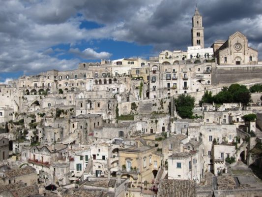 Που βρίσκεται η “Ιερουσαλήμ” της Ευρώπης. Η πόλη όπου γυρίστηκε η ταινία “Τα πάθη του Χριστού”. Οι κάτοικοι ζούσαν μέσα σε σπηλιές!
