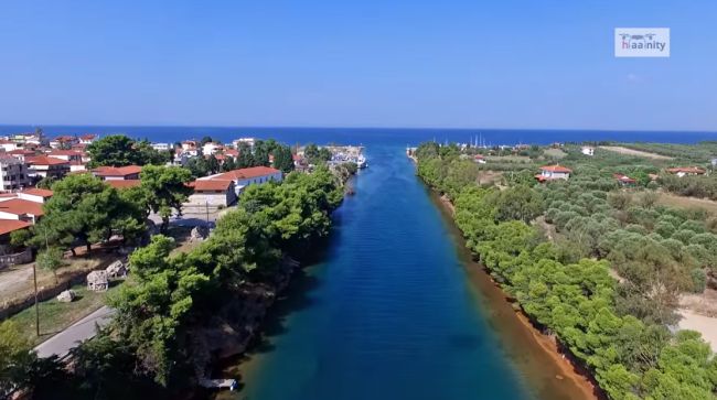 H «διώρυγα της χλιδής» όπου κάποτε υπήρχαν «οι Πόρτες της Κασσάνδρας». Τα αρχαία χρόνια αποικήθηκε από τους Κορίνθιους, οχυρώθηκε από τον Ιουστινιανό, αλλά καταστράφηκε από τις επιδρομές των βαρβάρων (βίντεο drone)