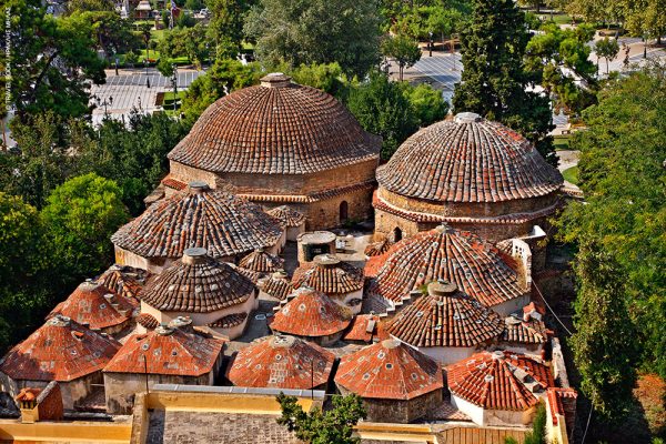 Τα “Λουτρά Παράδεισος” με τα θερμαινόμενα δάπεδα και τους τοίχους που έβγαζαν ζεστό αέρα. Δημιουργήθηκαν από τον πορθητή Μουράτ Β’ με υλικά από επτά εκκλησίες