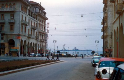 Ποιος θυμάται την πλατεία Αριστοτέλους όταν ήταν δρόμος με αυτοκίνητα και κυκλοφοριακό; Ποιος εμπνεύστηκε τις περίφημες καμάρες στις προσόψεις των κτιρίων της (φωτο)