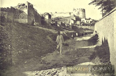 Ποιον χωματόδρομο κατηφορίζει ο κύριος με το λευκό κουστούμι. Η παραδοσιακή γειτονιά που γλύτωσε από την καταστροφική πυρκαγιά που αφάνισε πριν από εκατό χρόνια τη Θεσσαλονίκη