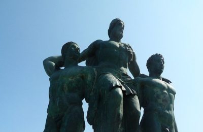 Διαγόρας, ο ανίκητος Ολυμπιονίκης. Πέθανε ευτυχισμένος στην αγκαλιά των γιων του, που είχαν στεφθεί ολυμπιονίκες και μαζί του έκαναν τον γύρο του θριάμβου στο στάδιο της Ολυμπίας