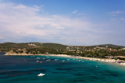 Πτήση πάνω από το νησάκι με τις εξωτικές αμμουδιές που κάποτε ήταν μετόχι του Αγίου Όρους και σήμερα αποκαλούν «Μύκονος» του Βορρά