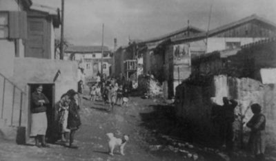 Μ’ αίμα χτισμένο, κάθε πέτρα και καημός, κάθε καρφί του πίκρα και λυγμός. Το τραγούδι ύμνος του Θεοδωράκη στην προσφυγιά της Δραπετσώνας και οι καταγγελίες ότι οι ντόπιοι τους έκλεβαν ρούχα και παπούτσια