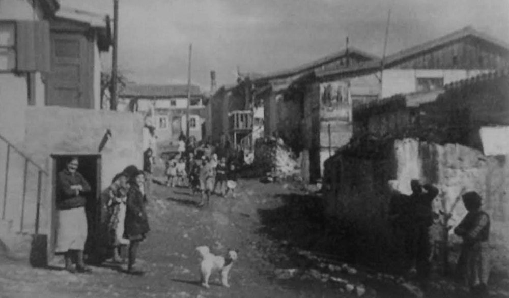 Μ’ αίμα χτισμένο, κάθε πέτρα και καημός, κάθε καρφί του πίκρα και λυγμός. Το τραγούδι ύμνος του Θεοδωράκη στην προσφυγιά της Δραπετσώνας και οι καταγγελίες ότι οι ντόπιοι τους έκλεβαν ρούχα και παπούτσια