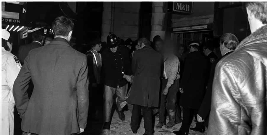 Η πολύνεκρη επίθεση του ΙΡΑ σε δυο παμπ που κόστισε τη ζωή σε 21 ανθρώπους. Έξι Ιρλανδοί καταδικάσθηκαν, αλλά αθωώθηκαν μετά από 16 χρόνια φυλάκισης