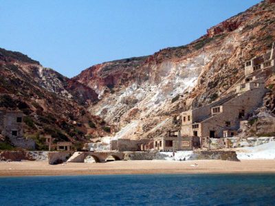 Που βρίσκεται η πανέμορφη παραλία με το εγκαταλελειμμένο ορυχείο; Έχει κίτρινα βότσαλα, κόκκινα βράχια και πενταγάλανα νερά