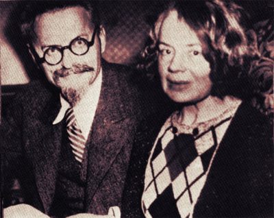 H άφιξη του Τρότσκι και της συζύγου του στον Πειραιά με τουρκικό διαβατήριο. Συγκεντρώθηκαν κομμουνιστές να τον αποδοκιμάσουν και “τροτσκιστές”, για να τον αποθεώσουν.