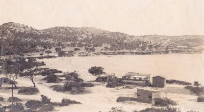 Ποια είναι η παραλία λίγα χιλιόμετρα από την Ομόνοια με τη χρυσή αμμουδιά; Βουτιές στην πεντακάθαρη θάλασσα και μετά φρέσκο ψάρι στην ταβέρνα – παράγκα