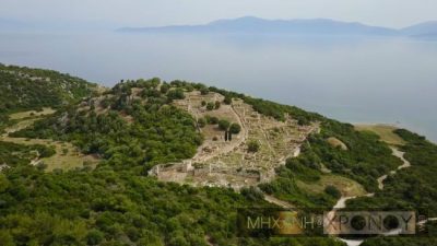 Εδώ κατοικούσε η Νέμεσις, η θεά που κρατούσε ισορροπία στις ανθρώπινες σχέσεις. Ο μύθος λέει ότι τιμώρησε τους ασεβείς Πέρσες και έδωσε την νίκη στους Αθηναίους στη μάχη του Μαραθώνα (βίντεο drone)