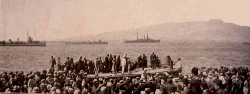 “Παντού γίνονταν λεηλασίες και βιασμοί. Υπήρχαν πτώματα στις εισόδους των σπιτιών”. Η Σμύρνη βυθιζόταν στο χάος και τα συμμαχικά πλοία αρνούνταν να επιβιβάσουν τους απελπισμένους πρόσφυγες