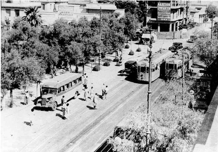 Ποια είναι η πλατεία της φωτογραφίας όπου σύχναζαν οι ορκισμένοι εργένηδες.  Πότε η πολιτεία επιχείρησε να φορολογήσει τους άγαμους και όσους σύχναζαν σε οίκους ανοχής