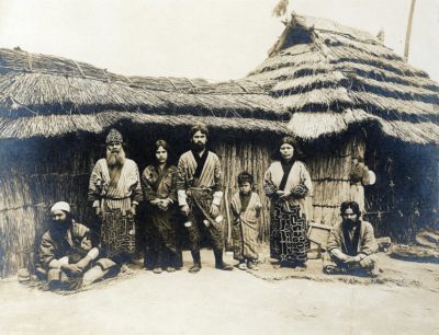Το έθιμο μιας πανάρχαιας φυλής, που υπάρχει ακόμη. Μεγάλωναν αρκούδες σαν παιδιά τους και τις θυσίαζαν. Τις χτυπούσαν με βέλη και έπιναν το αίμα τους