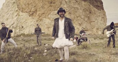 “Ως πότε παλληκάρια, θα ζούμε στα στενά,  μονάχοι σαν λιοντάρια, στις ράχες στα βουνά”. Ο Θούριος του Ρήγα Φεραίου έγινε σκληρό ροκ. Η ελληνική διασκευή τραγουδιού των Motorhead (βίντεο)