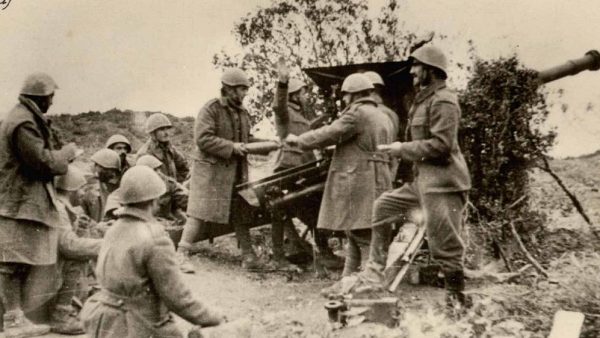 26 Οκτωβρίου 1940. Το ιταλικό πρακτορείο ειδήσεων κατηγορεί την Ελλάδα ότι επιτέθηκε σε αλβανικά φυλάκια. Την ίδια ώρα φθάνει το μοιραίο τηλεγράφημα από τη Ρώμη