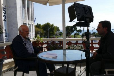 «Τι είναι οι Ιταλοί, μάνα;». Τα παιδιά ρωτούσαν για τον πόλεμο και νόμιζαν ότι τα βομβαρδιστικά ρίχνουν δέματα. Οι παιδικές αναμνήσεις του καθηγητή ιατρικής Ηλιάδη που έτρεξε να θαυμάσει το αστραφτερό πουλί και γλύτωσε από θαύμα