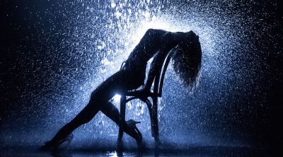 “Flashdance”. Το μιούζικαλ που “έθαψαν” οι κριτικοί. Ποια μεγάλα ονόματα του Χόλιγουντ απορρίφθηκαν. Η “φίλη” της πρωταγωνίστριας πέθανε ένα χρόνο μετά σε ηλικία 30 χρονών.