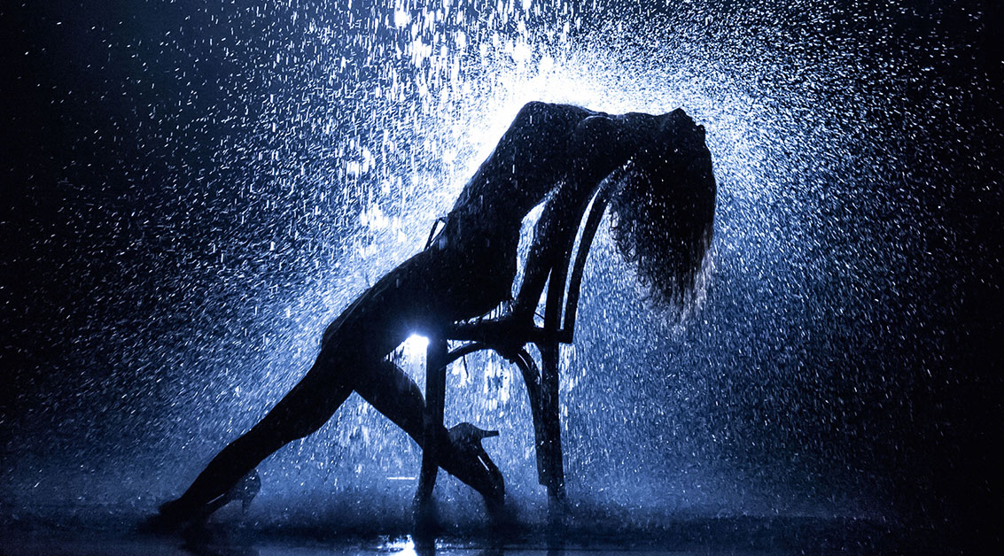 “Flashdance”. Το μιούζικαλ που “έθαψαν” οι κριτικοί. Ποια μεγάλα ονόματα του Χόλιγουντ απορρίφθηκαν. Η “φίλη” της πρωταγωνίστριας πέθανε ένα χρόνο μετά σε ηλικία 30 χρονών.
