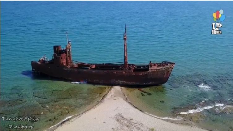Δείτε από ψηλά το ναυάγιο του “Δημήτριος” στο Γύθειο που έγινε αξιοθέατο. Το “πλοίο-φάντασμα” εγκαταλείφθηκε μετά από ασθένεια του πλοιάρχου (βίντεο drone)