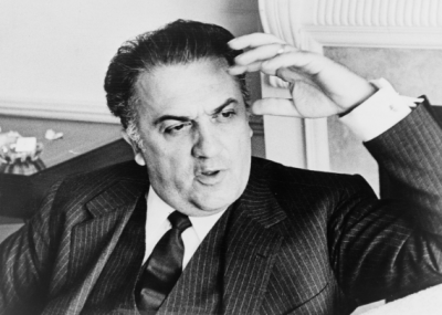 Φεντερίκο Φελίνι. Ο σκηνοθέτης είχε πάθος με μια πόρνη, τους κλόουν και τα μέντιουμ. Παρομοίαζε τις ταινίες του με αυνανισμό και κορόιδευε τον Μουσολίνι. Γιατί ασχολήθηκε με τη διαφήμιση ζυμαρικών