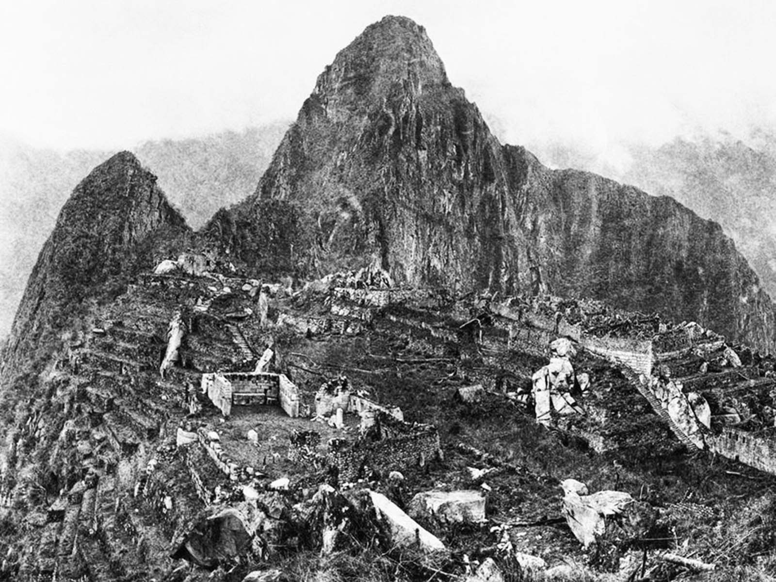Η πρώτη φωτογραφία του Μάτσου Πίτσου όταν εντοπίστηκε το 1911. Πώς έφτασαν εκεί οι Αμερικανοί αρχαιολόγοι και τι αντίκρισαν πίσω από έναν ψηλό βράχο