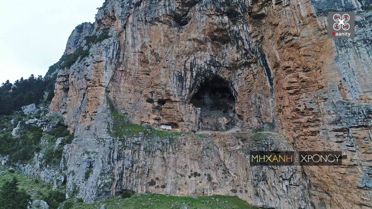 Ο θρύλος του χαμένου θησαυρού του Οδυσσέα Ανδρούτσου στην “μαύρη τρούπα του Παρνασσού”. Δείτε την απρόσιτη κρύψωνα του και την χαράδρα με τους καταρράκτες (drone)