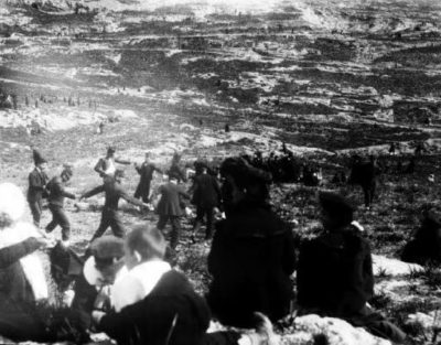 Αυτή ήταν η πιο «βρώμικη Δευτέρα» της παλιάς Αθήνας. Που έστηναν το γλέντι για τα Κούλουμα και τι άφηναν πίσω μετά το φαγοπότι