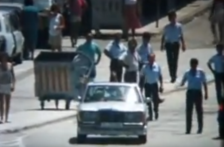 Τα γεγονότα  του ’88. Απόγονοι σλαβομακεδόνων θέλησαν να μπουν στην Ελλάδα για να τιμήσουν τους προγόνους τους.”Για μεθοδευμένη πρόκληση εντυπώσεων” τους κατηγόρησε η κυβέρνηση
