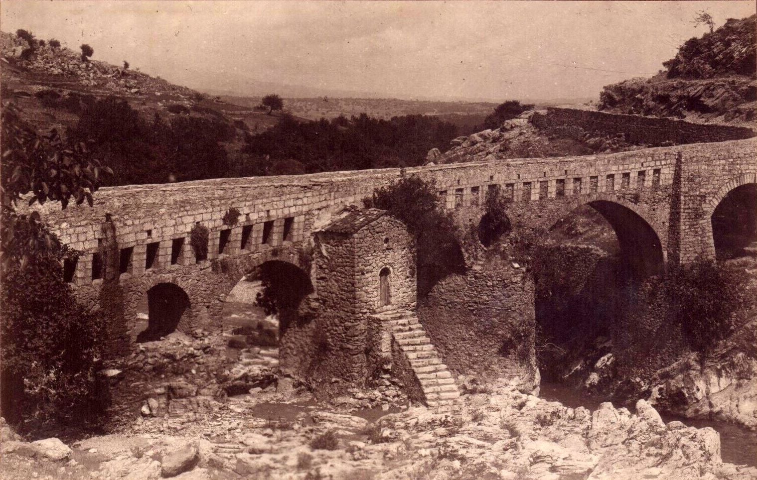 Το γεφύρι που έγινε χαρτονόμισμα με τον Κολοκοτρώνη. Το διάσημο πεντοχίλιαρο και ο θρύλος με τη γυναίκα του άρχοντα που «χτίστηκε» στα θεμέλια (βίντεο drone)