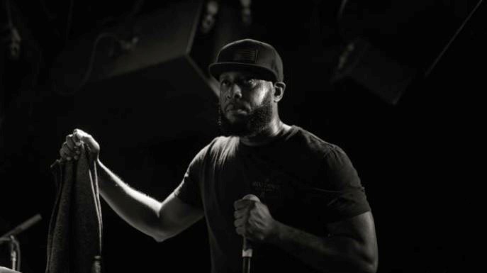 O ράπερ Talib Kweli που θεωρεί ότι ο Ομπάμα έπαιξε αρρωστημένο παιχνίδι. Δεν φοράει αλυσίδες, δεν οδηγεί λιμουζίνες και δεν πιστεύει στους “επαναστάτες του πληκτρολογίου”