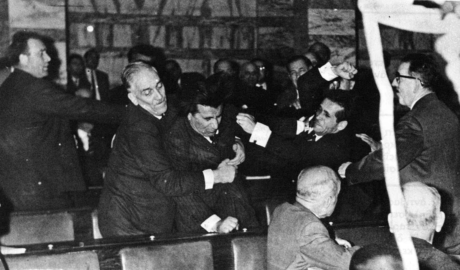 Τα λάθη της δεξιάς στις δεκαετίες μετά τον Εμφύλιο και η ιμπεριαλιστική προπαγάνδα. Η αποτυχία ενός συμβιβασμού και η Δικτατορία. Μια “αιρετική” ομιλία Έλληνα καθηγητή στην Οξφόρδη