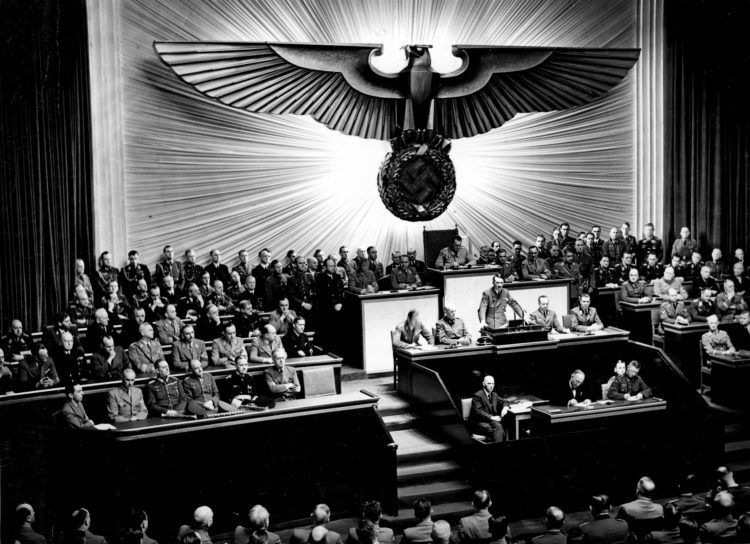 Το ναζιστικό παρελθόν της Γερμανίας στοιχειώνει το μεταπολεμικό κράτος. Πάνω από 100 μέλη της δημοκρατικής κυβέρνησης υπήρξαν πρώην υψηλόβαθμα στελέχη των Ναζί