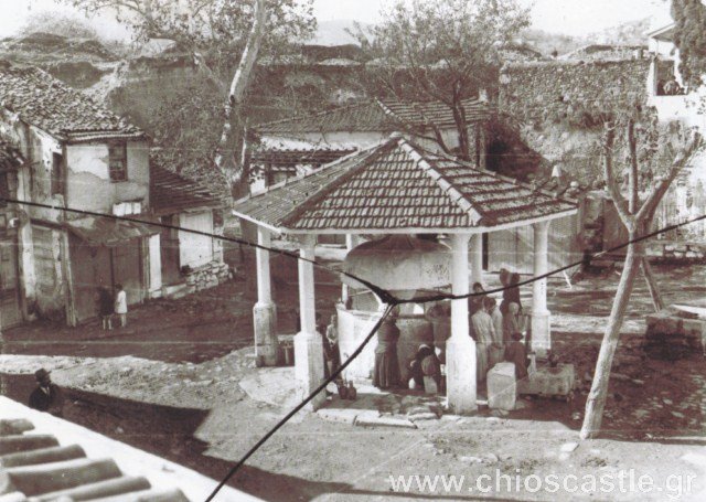 Η ιστορική πλατεία του Κάστρου της Χίου είχε κυκλική κρήνη με σκέπαστρο και εκεί χτυπούσε η καρδιά του εμπορίου. Τι απέγινε