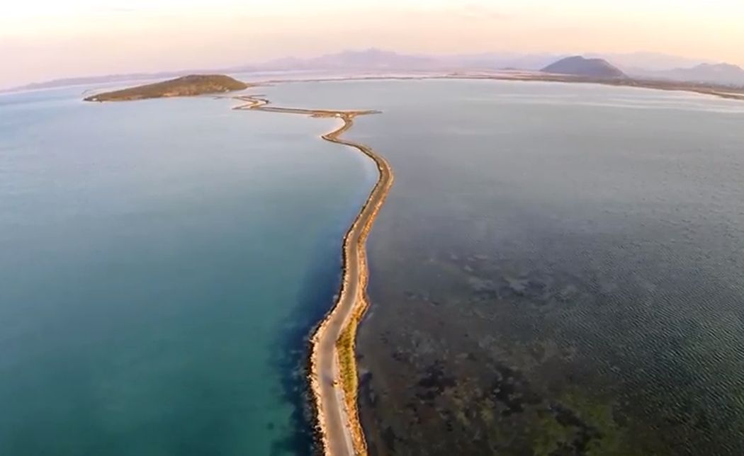 Πού βρίσκεται το πανέμορφο ψαροχώρι της Ελλάδας όπου έζησε ο Όσιος Ονούφριος και αναπαράγονται οι αργυροπελεκάνοι; Συνδέεται με τη στεριά με μια λωρίδα γης (ΒΙΝΤΕΟ)