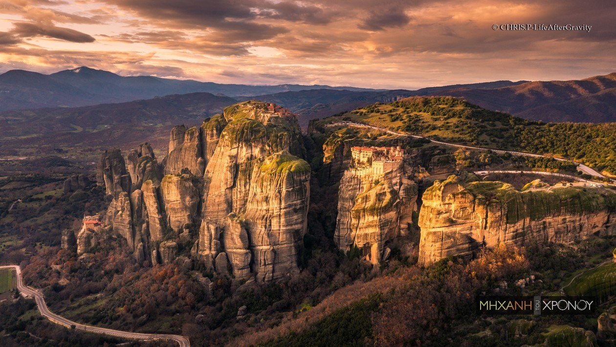 Εντυπωσιακή πτήση πάνω από τα Μετέωρα. Το γεωλογικό θαύμα προσέφερε καταφύγιο σε τολμηρούς ερημίτες και μοναχούς (βίντεο drone)